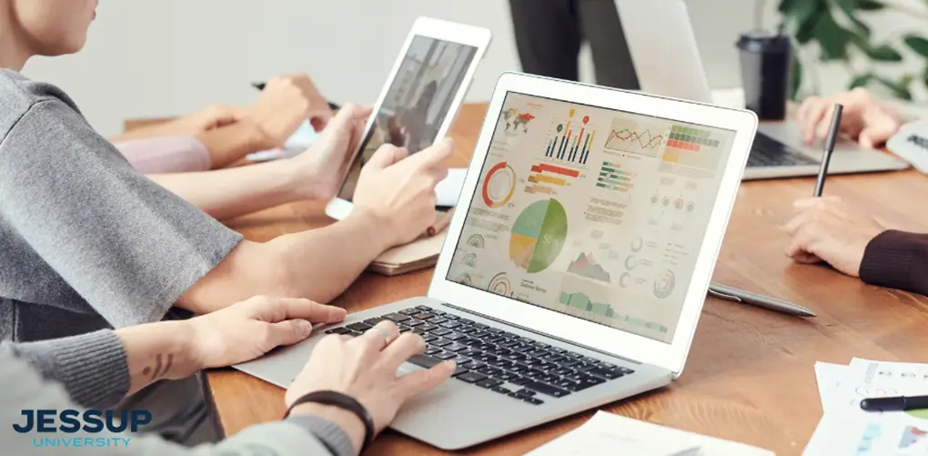 Essential Skills to Become a Successful Data Analyst